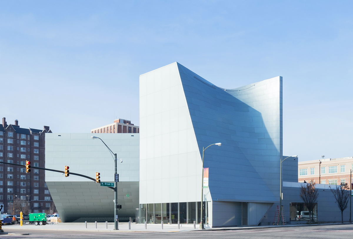 The Institute for Contemporary Art at Virginia Commonwealth University uses 1,360 Rheinzink custom-patinated zinc panels and 135 coping panels.